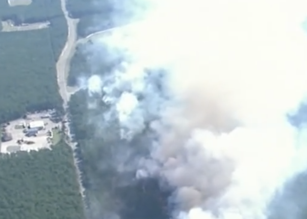 new-jersey-wildfire-plane-crash-6abc-2033-09-04 smoke seen from a wildfire