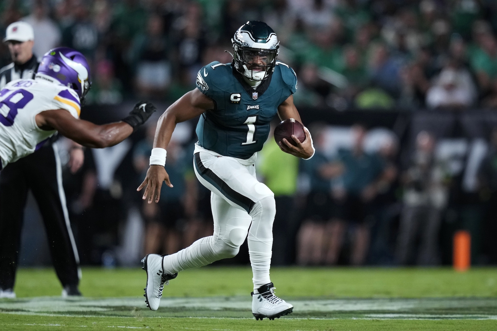 Vikings Eagles Football Philadelphia Eagles quarterback Jalen Hurts (1) runs with the ball past Minnesota Vikings linebacker Jordan Hicks