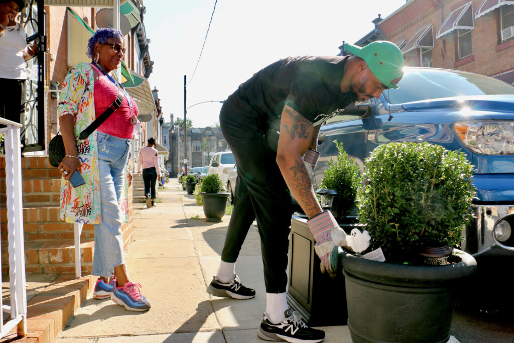 2023 10 03-e lee-gary hill-philadelphia-area 32 blight reduction planters delivery Gary Hill delivering a planter in front of someone's house.