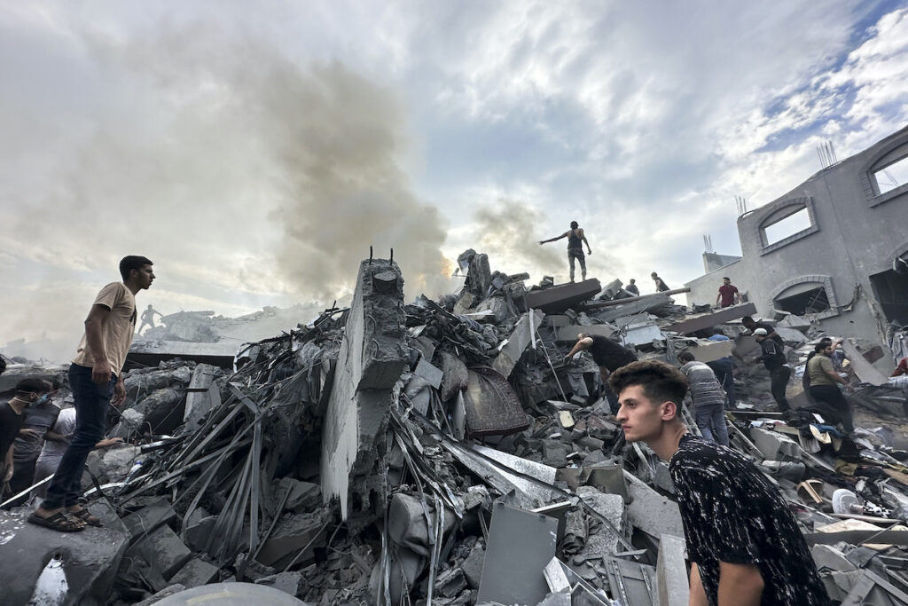 APTOPIX Israel Palestinians Palestinians look for survivors following Israeli airstrike in Nusseirat refugee camp, Gaza Strip, Tuesday, Oct. 31, 2023. (AP Photo/Doaa AlBaz)