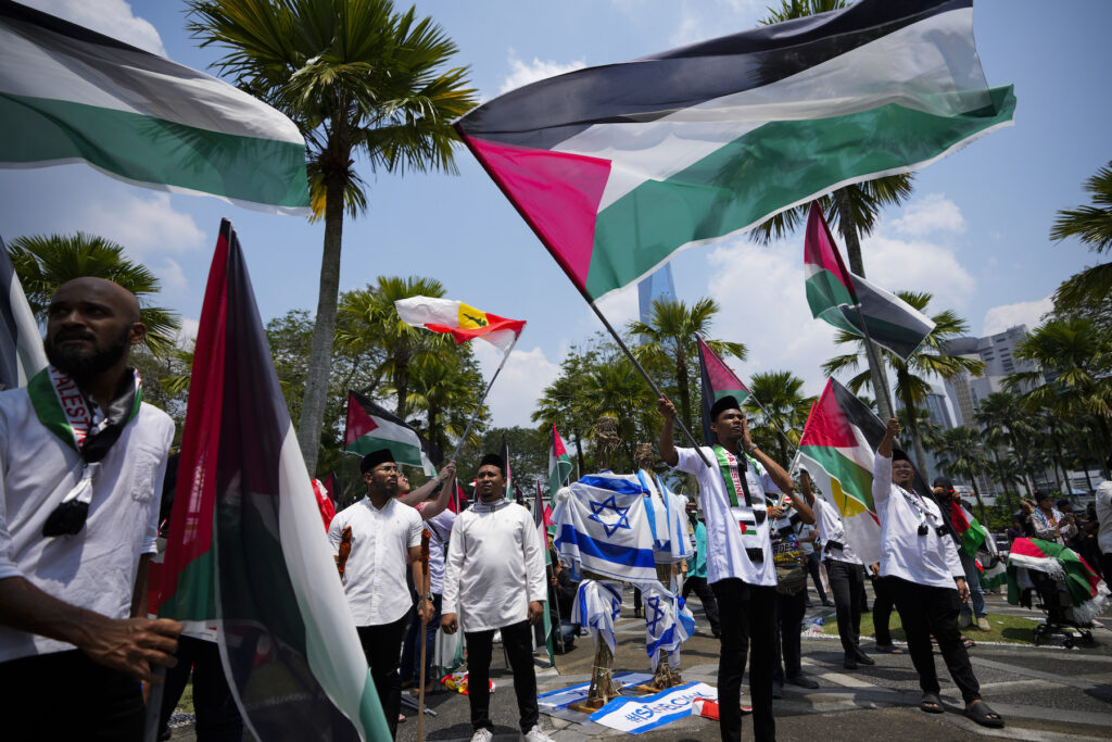 Malaysia Israel Palestinians Malaysian Muslim wave Palestinian flags