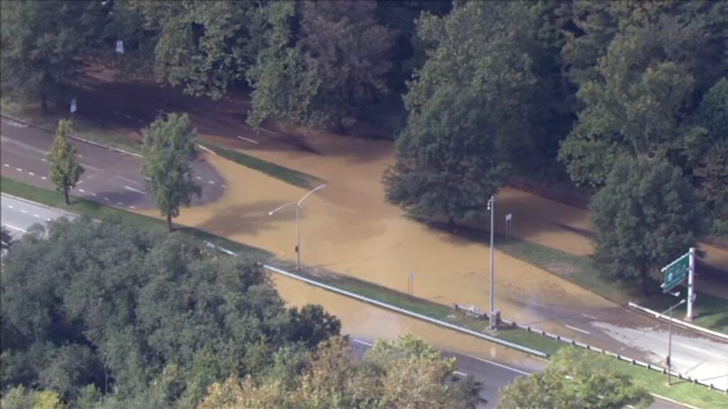 roosevelt-blvd-water-main-break-6abc-2023-10-05 flooded road