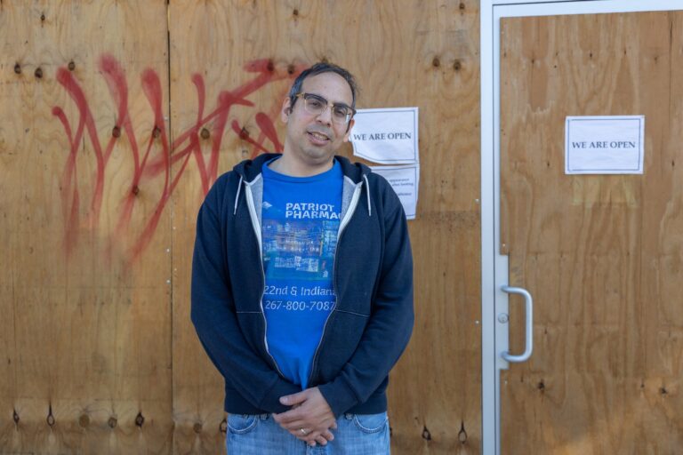 نص بديل: بن ناخوم يلتقط صورة أمام صيدليته.
