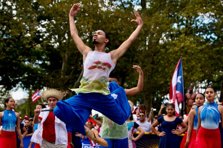 2019-09-29-k-bethel-eric-blanco-philadelphia-puerto-rican-day-parade-esperanza-dancers-768×511 chinese Eric Blanco 在波多黎各日遊行的舞蹈表演中跳躍