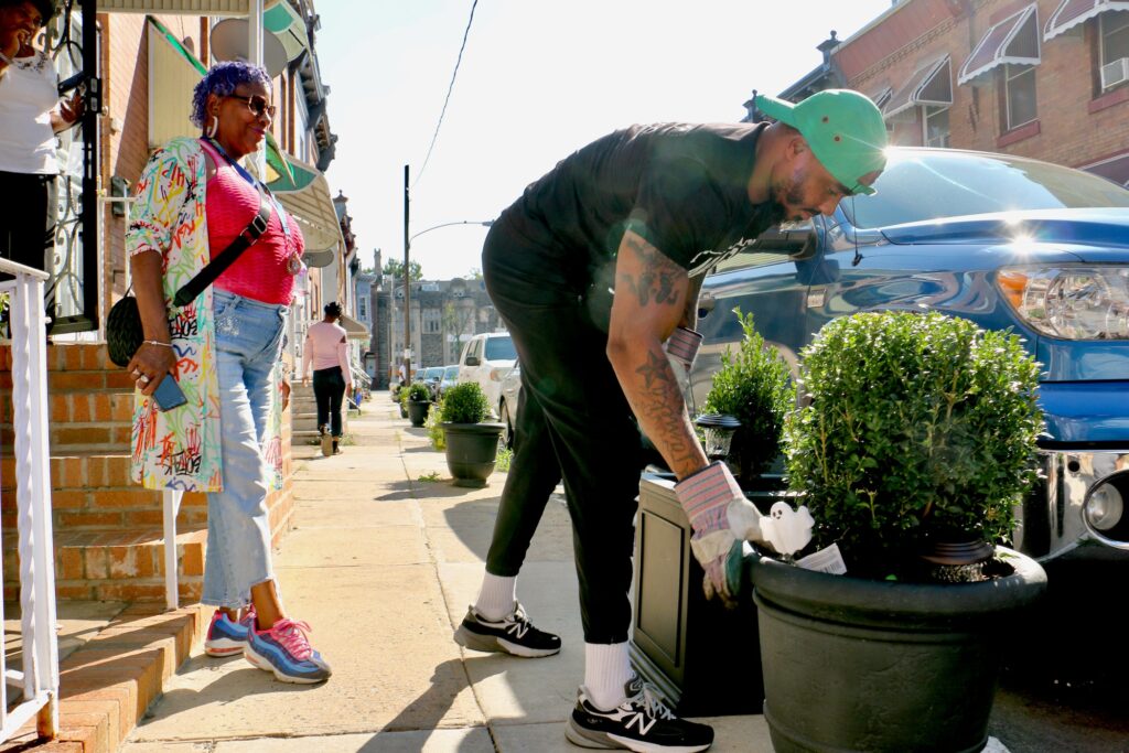 2023-10-03-e-lee-gary-hill-philadelphia-area-32-blight-reduction-planters-delivery-spanish Gary Hill, del Área 32, entrega macetas en viviendas en Taylor Street, en el norte de Filadelfia. (Emma Lee/WHYY)