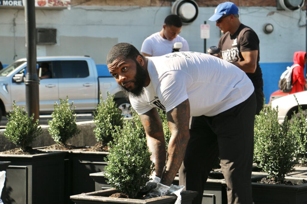 Nickeem Higgins trabajando con una sembradora.