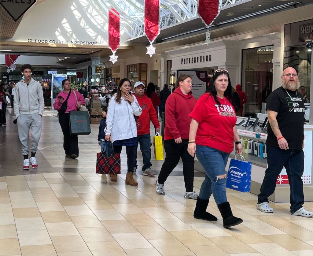 christiana-mall-black-friday-2 Thousands of shoppers walk through the mall