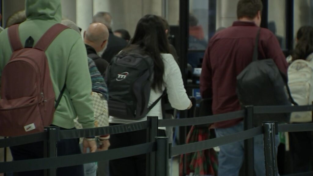 phl-6abc-busy-travel-2023-11-26 People waiting in line