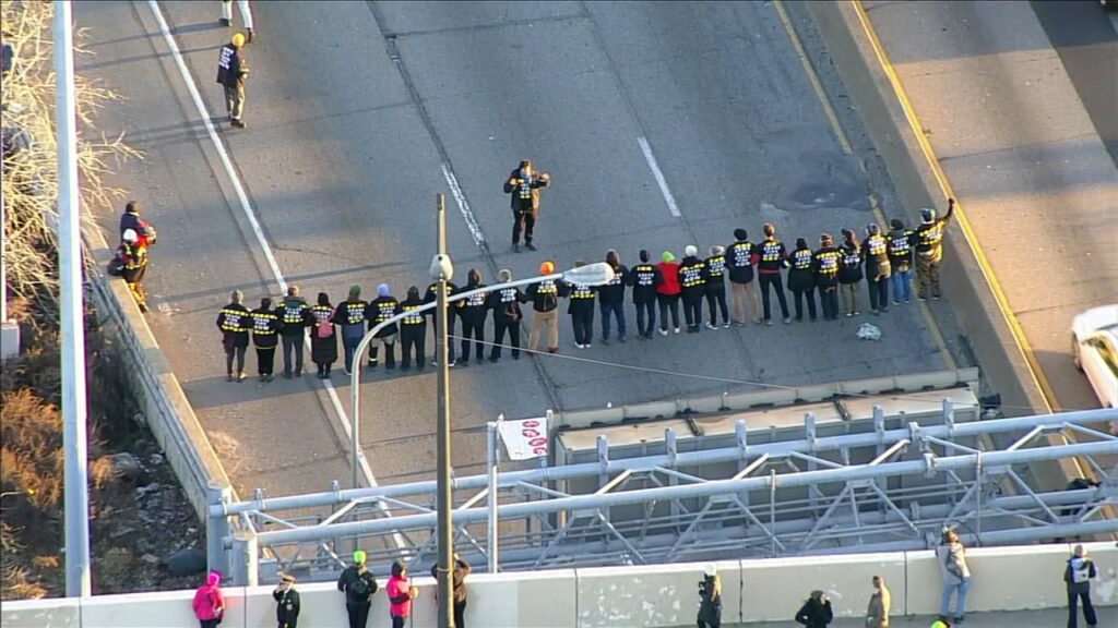 14184212_121423-wpvi-schuylkill-expressway-protest-RAW-chopper-video-vid Chopper 6 video of protest on Schuylkill Expressway in Center City (6abc)