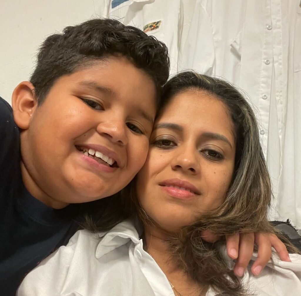 Kelin Aparición, right, with her son, Isaac Aparición, left