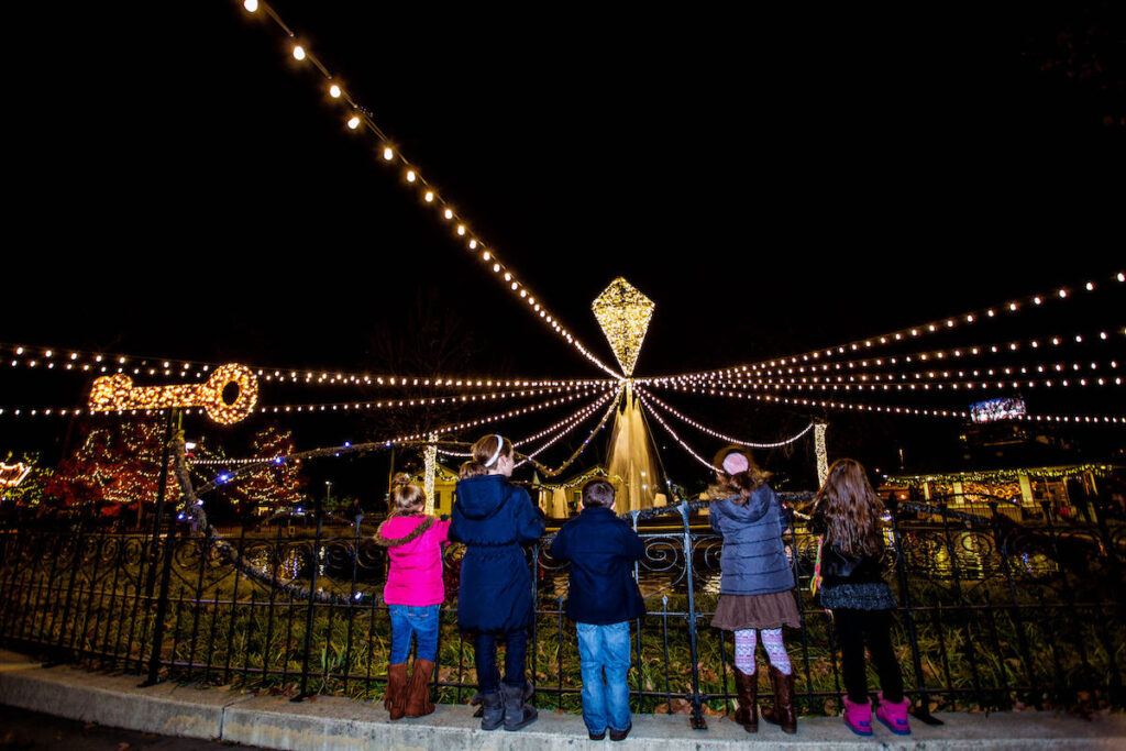 nye-franklin-square-3 A row of kids look at a lighted fountain