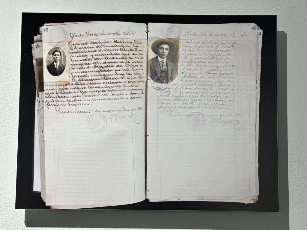 A book on display with descriptions of Chinese immigrants and photos recorded in Costa Rica in the 19th century