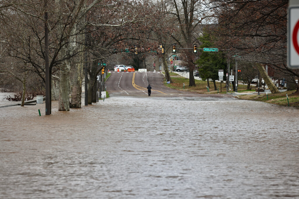 2024 01 10-e lee-philadelphia falls bridge kelly drive at ferry-flooding Kelly Drive flooded.