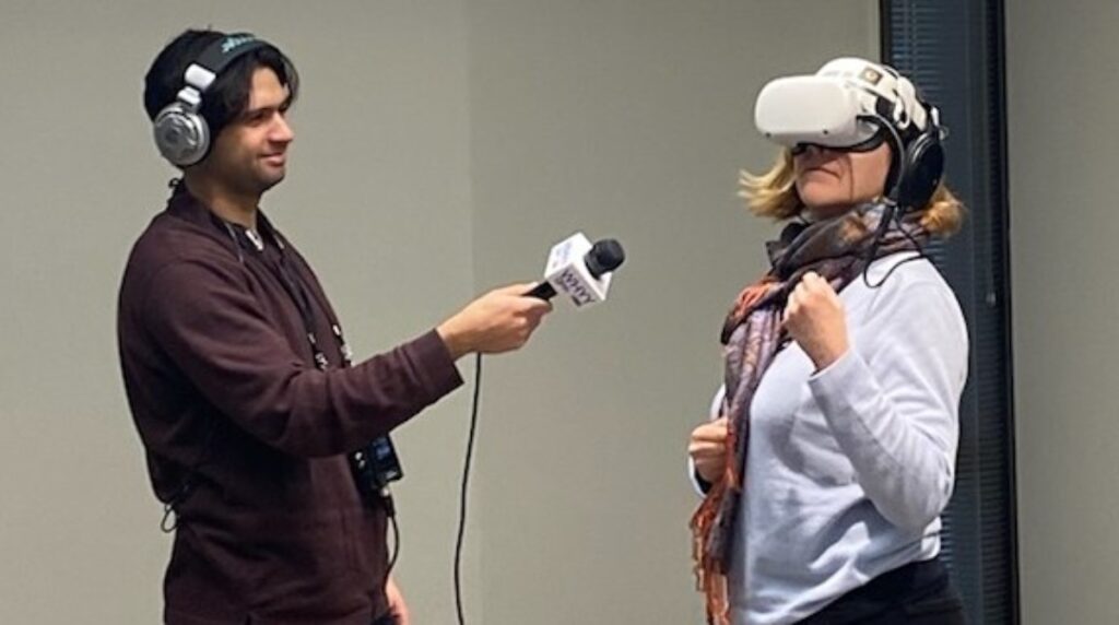 A3A14BCE-5351-46C7-BBFC-B03E9CA222A4 cr sc Reporter Grant Hill (left) and host
Maiken Scott of WHYY’s “The Pulse” interact with virtual reality headsets and headphones showing a quintet playing Mozart. (Alexis Branagan, Princeton University Concerts)
