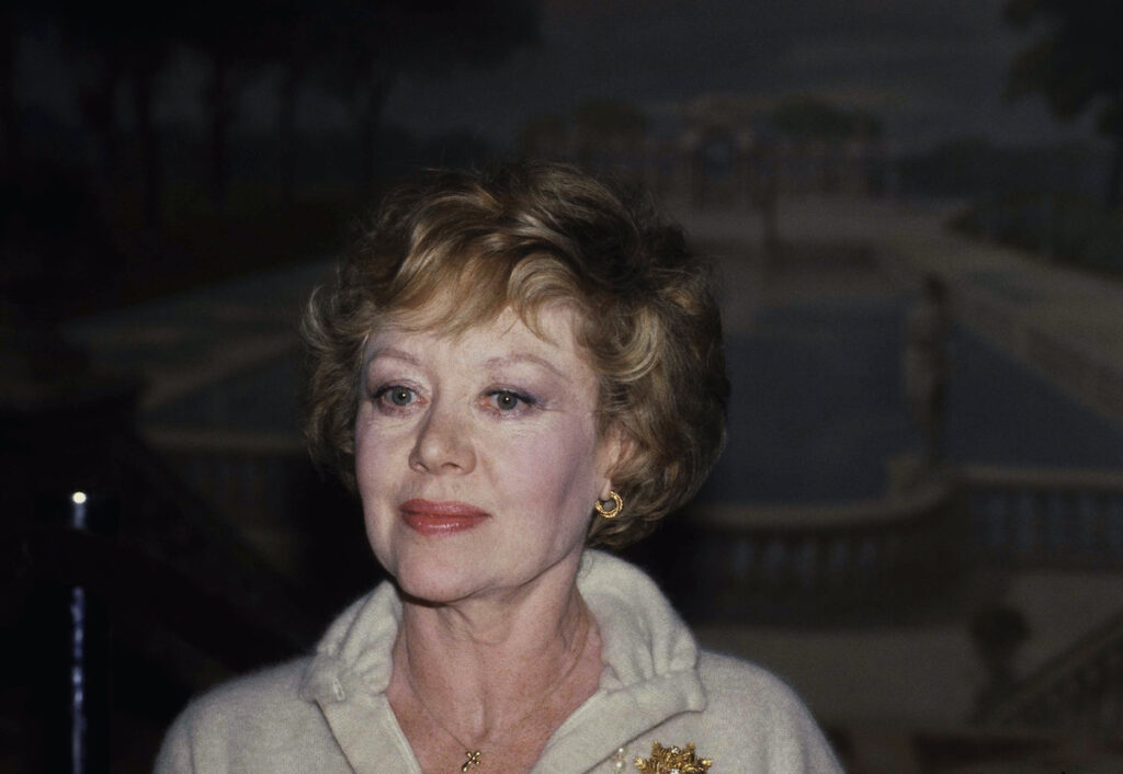 CORRECTION Obit-Glynis Johns Actress Glynis Johns is shown, Sept. 11, 1982. Johns, a Tony Award-winning stage and screen star who played the mother opposite Julie Andrews in the classic movie ''Mary Poppins'' and introduced the world to the bittersweet standard-to-be ''Send in the Clowns'' by Stephen Sondheim, has died, Thursday, Jan. 4, 2023. She was 100.(AP Photo/Carlos Rene Perez)