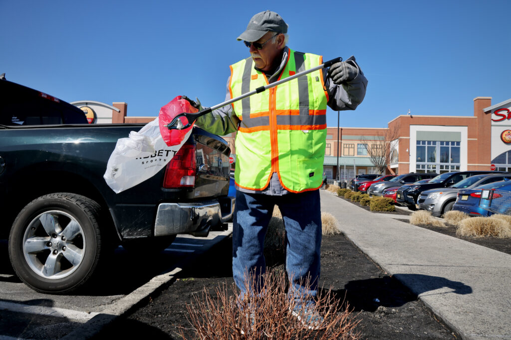 2024 02 20-e lee-jim altura-cinnaminson nj-cigarette butt challenge Jim Alturo picking up trash