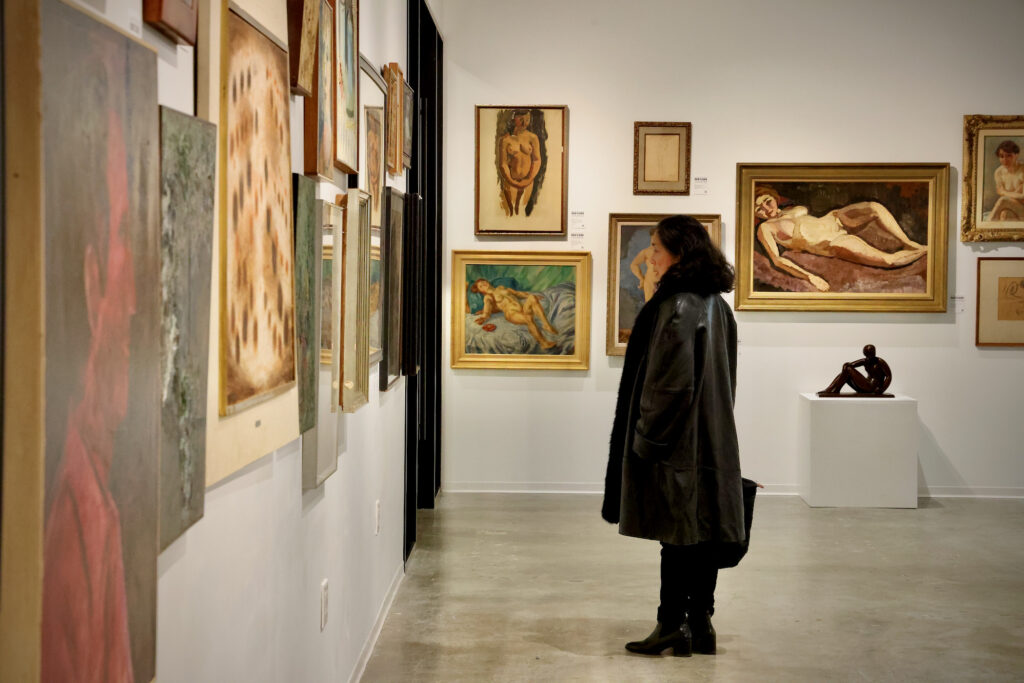 2024 02 21-e lee-philadelphia freemans hindman auction house-sidney rothberg collection visitor someone looking at paintings on the wall