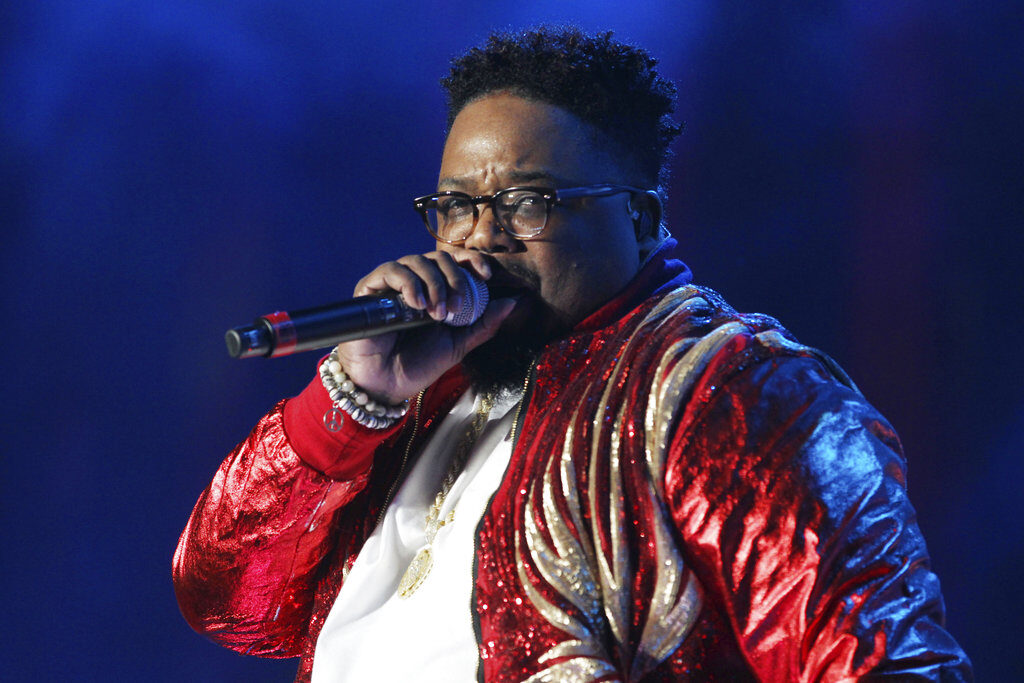 Dave Hollister sings into a microphone