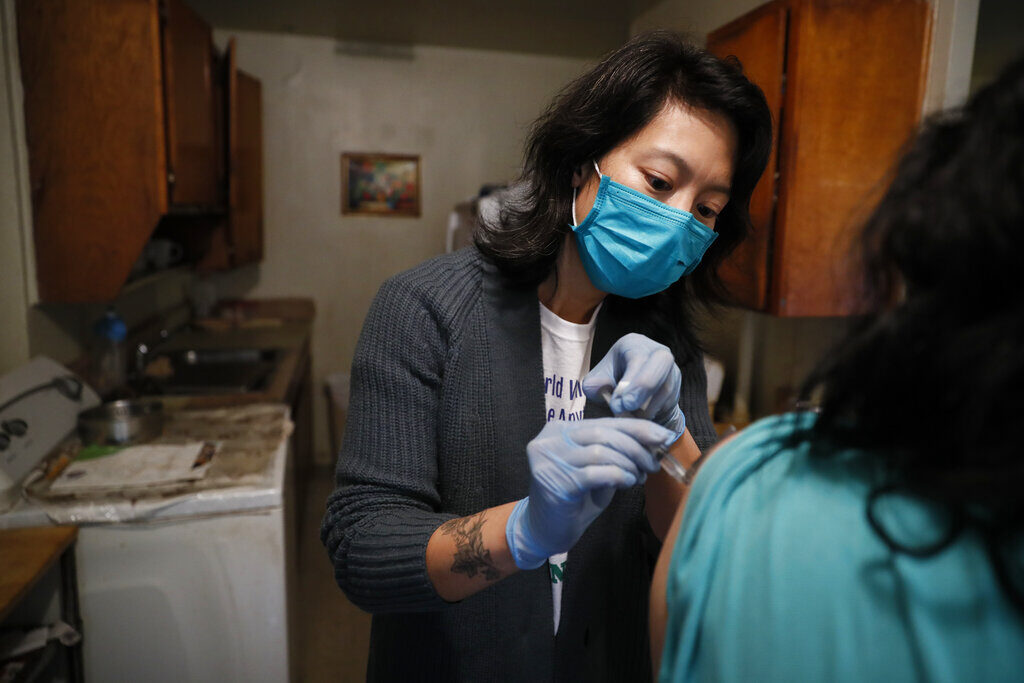 Jeanie Tse Dr. Jeanie Tse, chief medical officer at the Institute for Community Living, administers antipsychotic medication to a patient living with schizophrenia in her home
