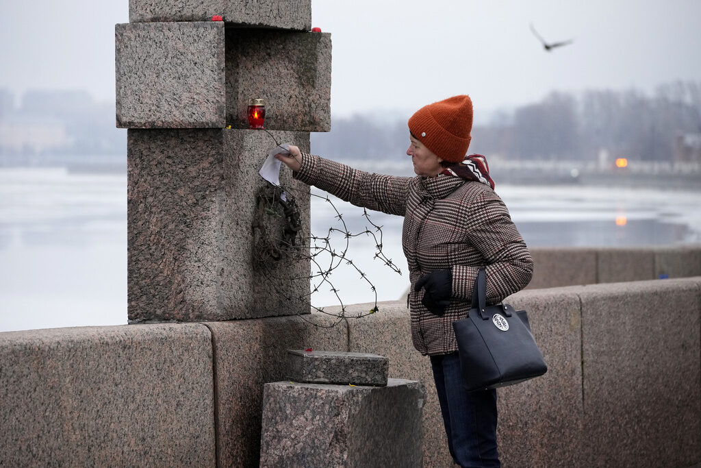 Russia Navalny A woman places a piece of paper with words of grief for Alexei Navalny paying the last respect to him at the Memorial to Victims of Political Repression in St. Petersburg, Russia,