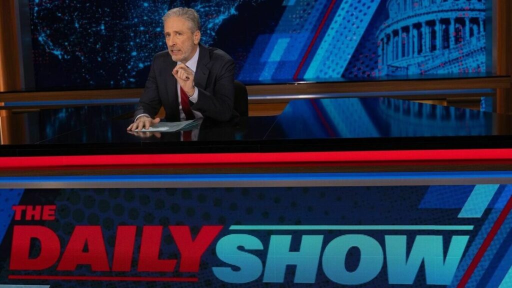 the-daily-show-jon-desk-2_wide-76882ef35ce559143d333e3ece96d0c214dc7f66-s1600-c85 Jon Stewart sits at the Daily Show desk on his the first night of his return.