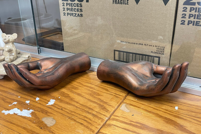 Sculpture of 2 hands