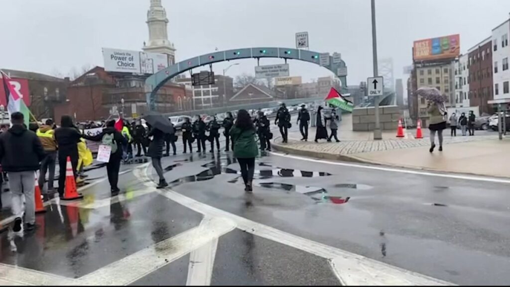 protest-ceasefire-gaza Pro-Palestinian protesters at the Ben Franklin Bridge