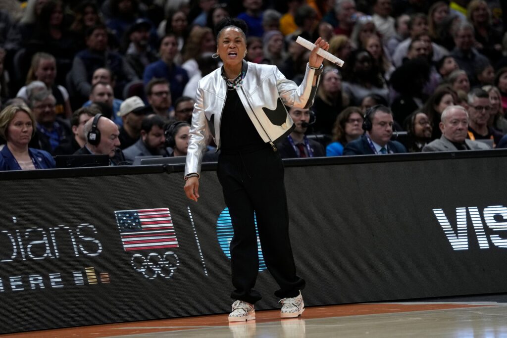 dawn-staley-south-carolina-ncaa-championship (2) South Carolina head coach Dawn Staley