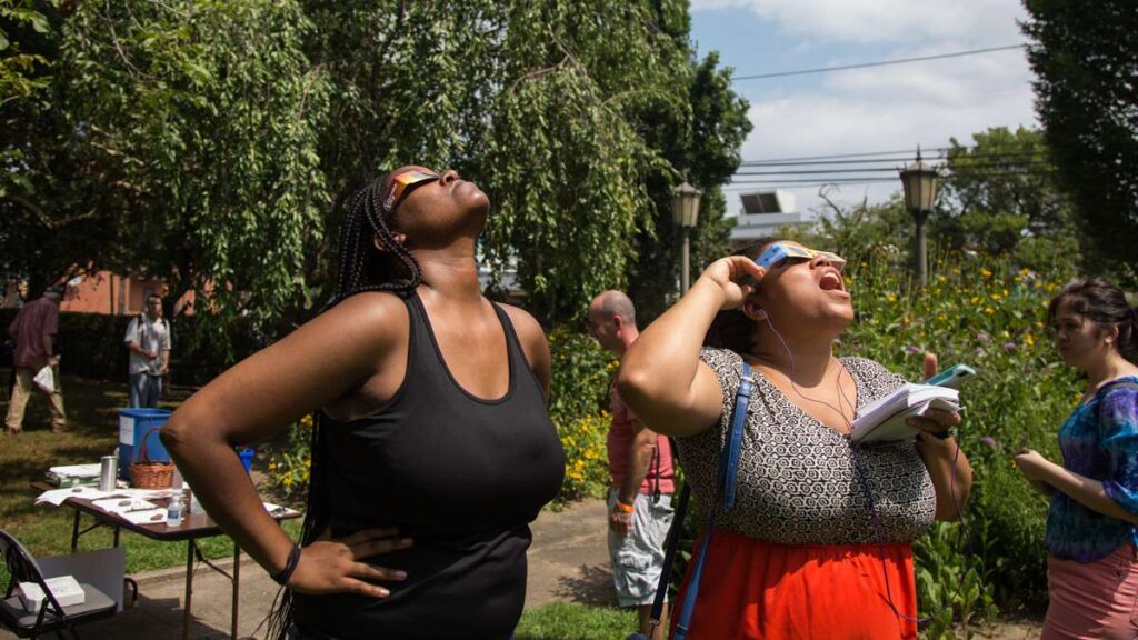 eclipse_20170821-2 People watching the eclipse with special protective glasses