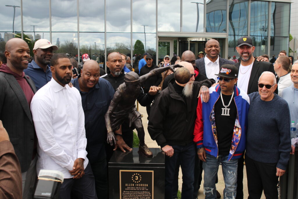 iverson-statue-c-sharber-2024-04-12-07 Allen Iverson and his former teamates posing next to the statue
