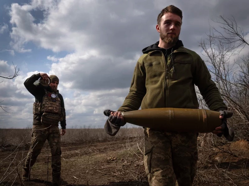 ukrainian-soldiers-shellfire Ukrainian soldiers carry shells to fire