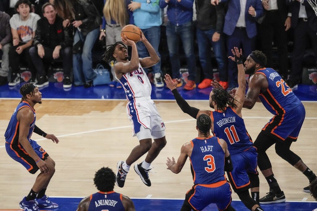 76ers Knicks Basketball Philadelphia 76ers' Tyrese Maxey (0) shoots over New York Knicks' Jalen Brunson