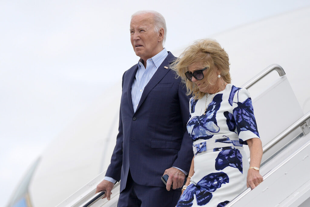 Election 2024 Biden Joe and Jill Biden step off a plame