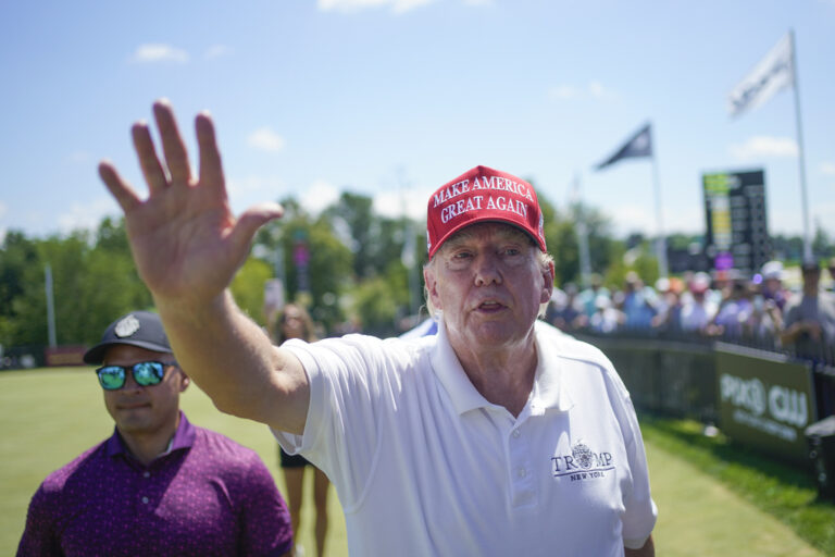 Donald Trump waves