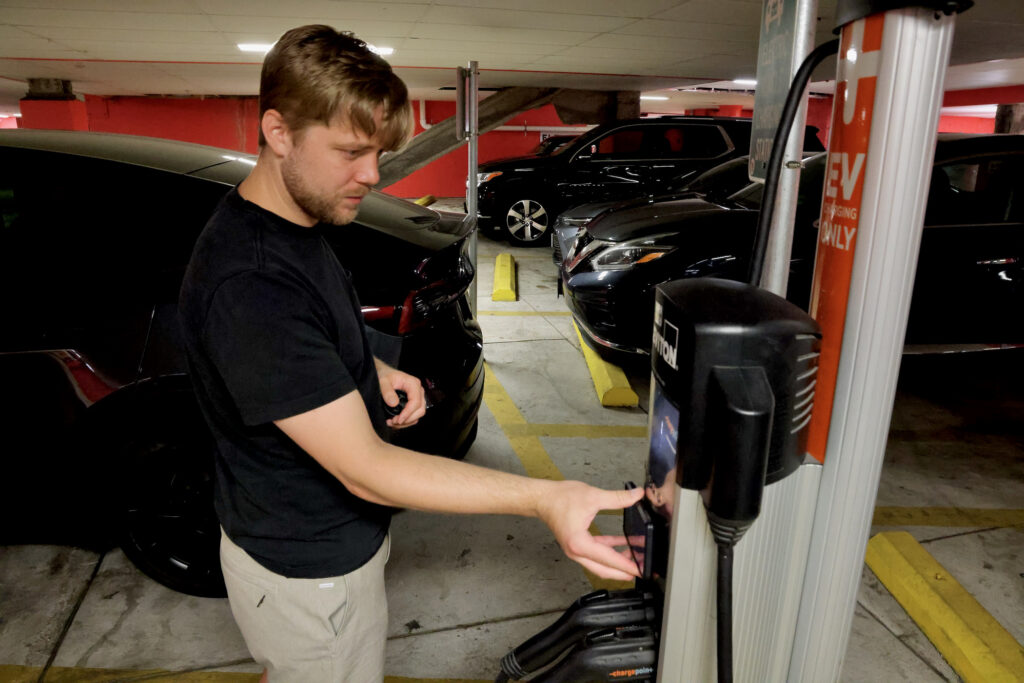 2024-07-26-e-lee-nate-golubiewski-philadelphia-MOMs-parking-garage-electric-vehicle-charging-fail Nate Golubiewski trying to use an EV charging station