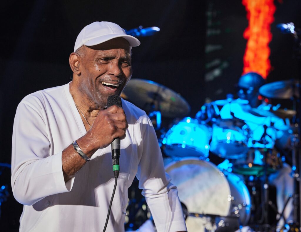 frankie-beverly-final-philadlephia-concert (1) Frankie Beverly singing