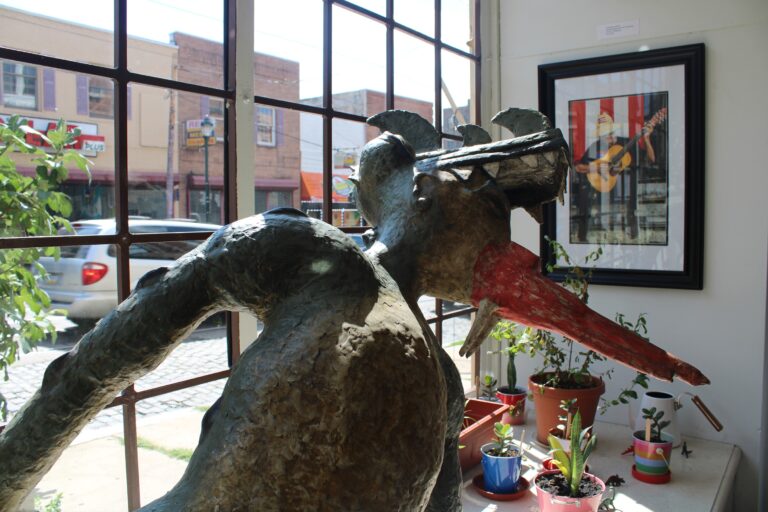 A sculpture by Antonio Arroniz Castro featured in the 
