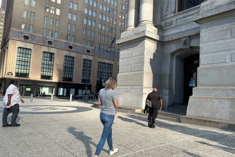 There was a steady stream of workers heading into the City Hall employee entrance on Friday morning. (Kristen Mosbrucker-Garza/WHYY News)