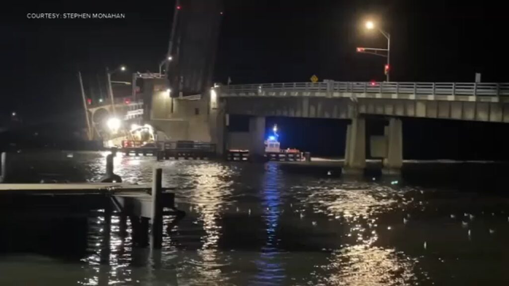 15250179_083024-wpvi-bridge-struck-nj-img Boat strikes the Middle Thorofare Bridge