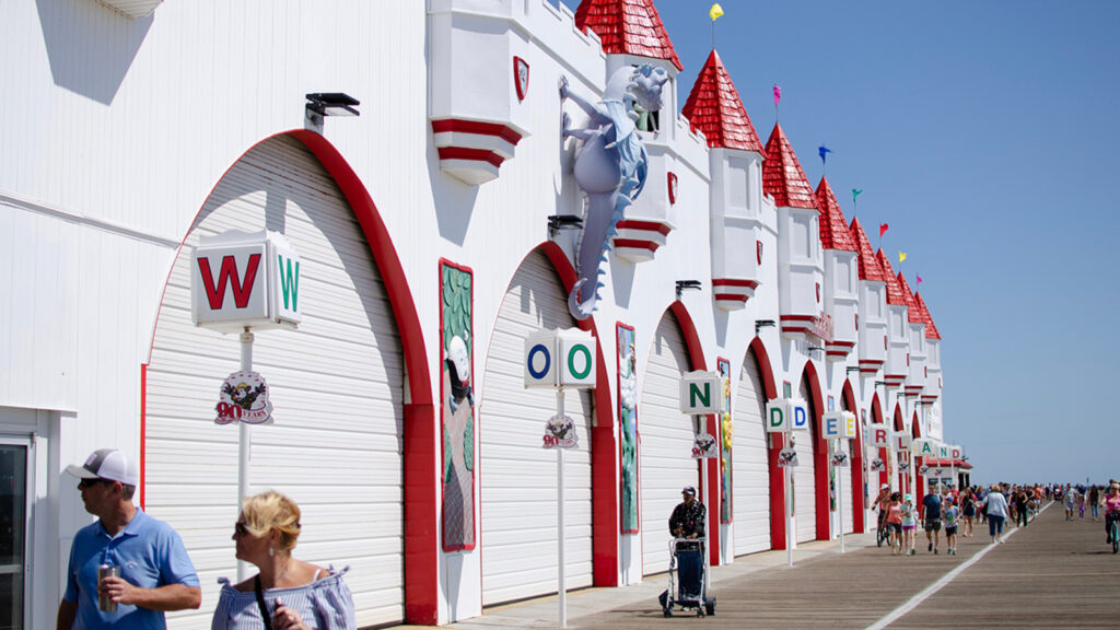 Ocean,City,,Nj,,August,10th,,2021:,A,Couple,Walk,Past Gillians Wonderland Pier