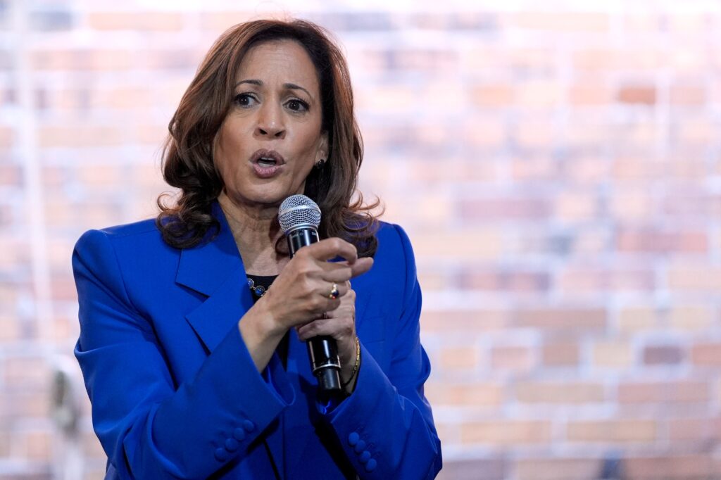kamala-harris-2024-08-18 (1) Kamala Harris holds a microphone