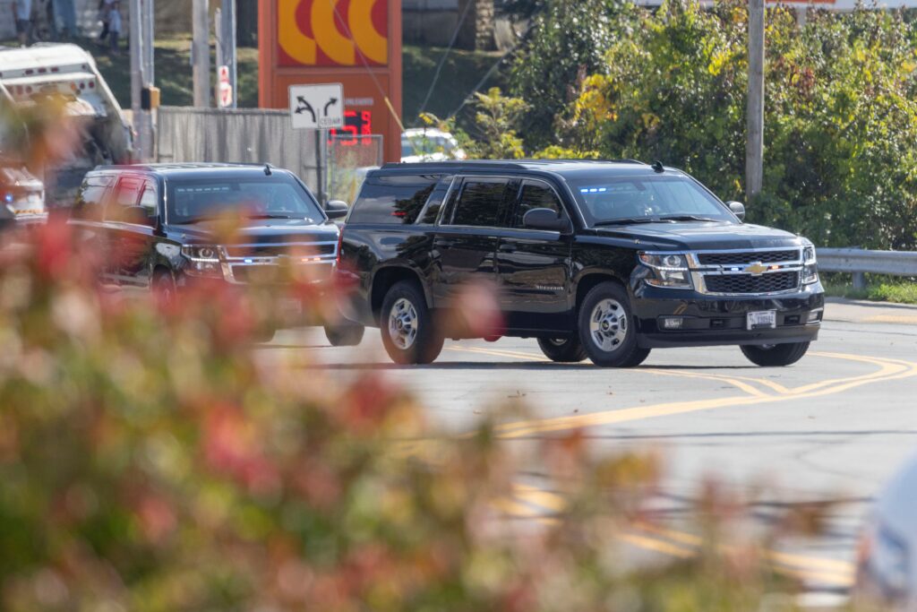cars carrying the Ukrainian president arrive