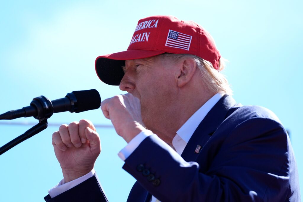 donald-trump-2024-09-07 Donald Trump speaks with fists raised