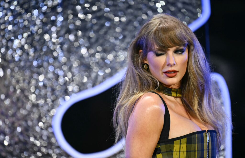 TOPSHOT-US-ENTERTAINMENT-MUSIC-AWARD-MTV-ARRIVALS Taylor Swift
