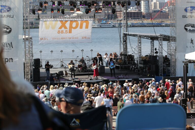 a crowd watches Julia Pratt