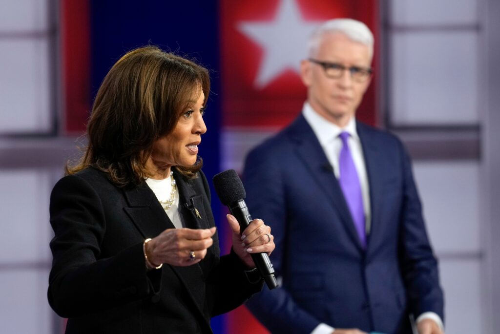 Kamala-harris-2024-10-23 Kamala Harris speaks in front of Anderson Cooper