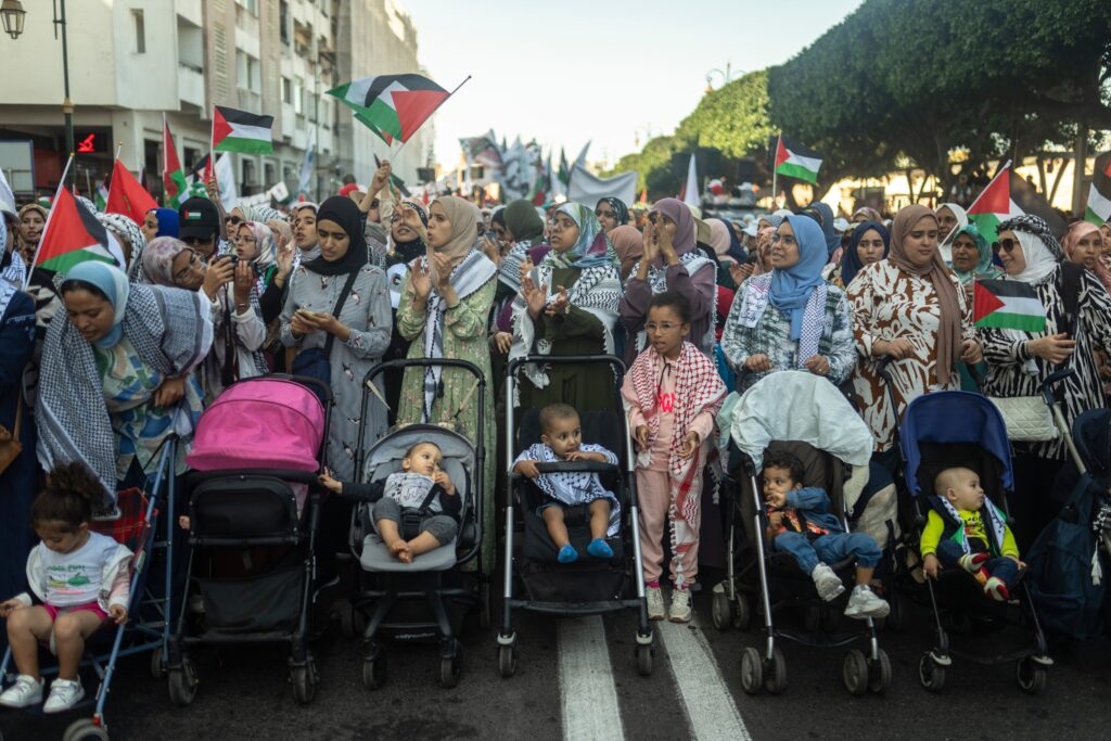 Pro-Palestinian-supporters-morocco-2024-10-06 Moroccan women wave flags alongside their children