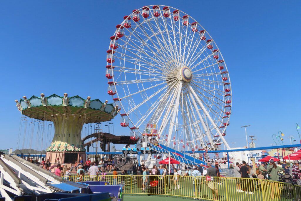 gillians-wonderland-pier the ferris wheel and flying chair ride