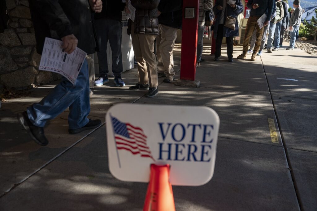 US-VOTE-POLITICS-EARLY-VOTING Voters wait to cast ballots