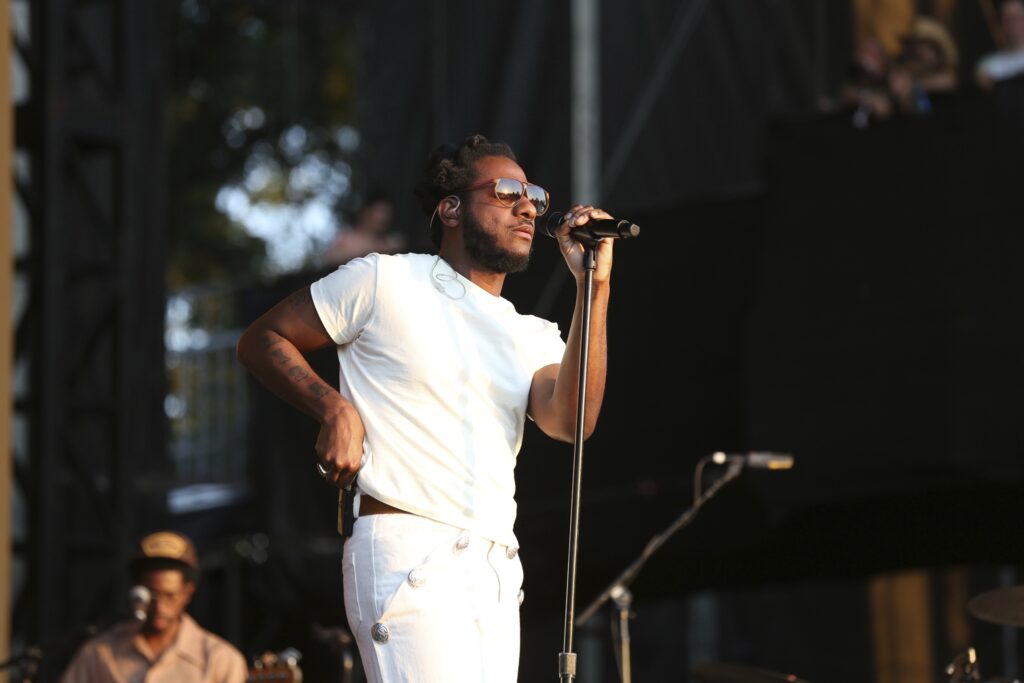 Leon Bridges Leon Bridges on stage